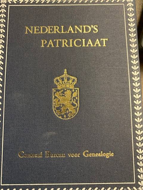 Nederland's Patriciaat Nederland`s Patriciaat. Gebonden in blauwe stempelband. Jrg. 2 (1911) t/m jrg.89  2009