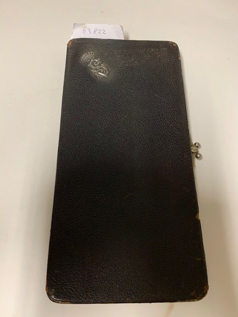 SYTZEMA, VAN, Black leather folding wallet 30x15 cm late 19th early 20th century. Manufactured in Germany. Adorned with the initials in silver of the Dutch noble family Van Sytzema (VS) since 1814 belonging to the Dutch nobility. The initials VS are crowned by a crow
