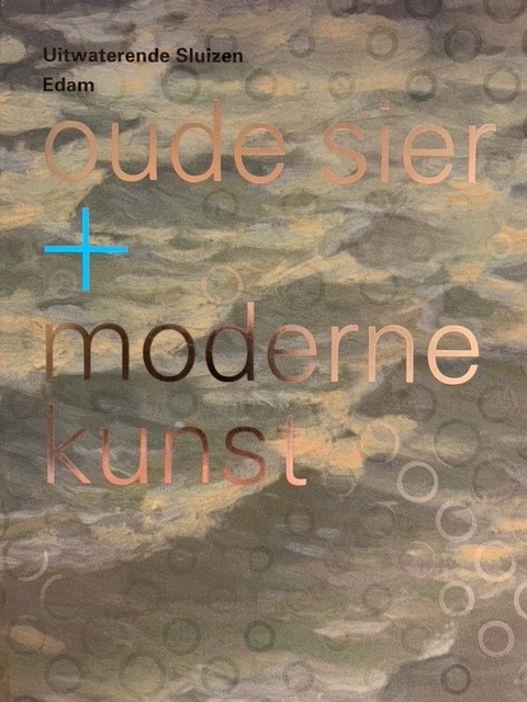 Oude sier + moderne kunst uitwaterende sluizen Edam.