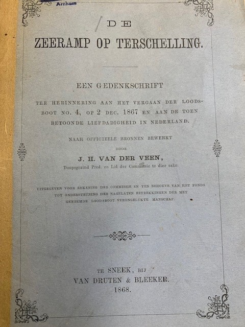 VEEN, J.H. VAN DER, De zeeramp op Terschelling. Een gedenkschrift ter herinnering aan het vergaan der loodsboot no.4 op 2 Dec. 1867 en aan de toen betoonde liefdadigheid in Nederland.