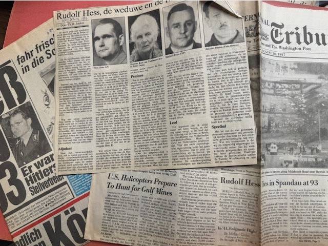 Collection of newspaperclippings, Dutch American German concerning the death of Rudolf Hess.