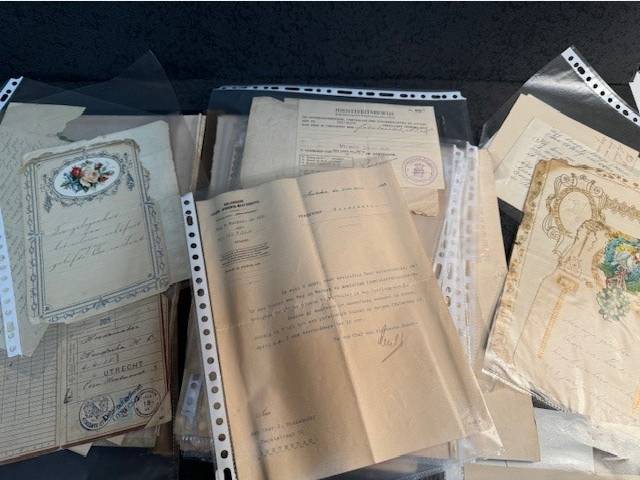 Collection of documents and papers concerning the Hoedemaker family.